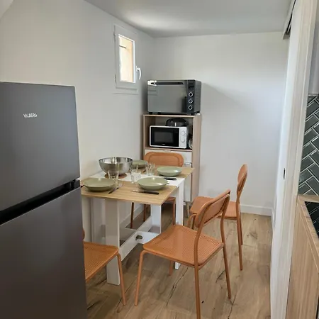 Holiday home Maisonnette Au Bord Du Marin Port *