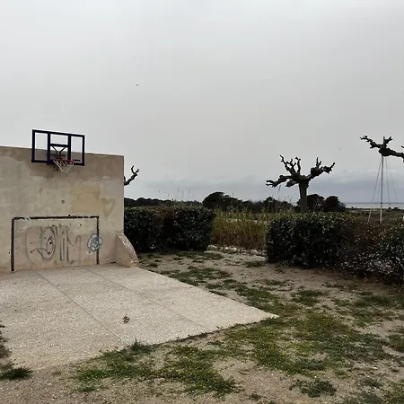 Holiday home Maisonnette Au Bord Du Marin Port