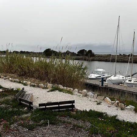 Holiday home Maisonnette Au Bord Du Marin Port *